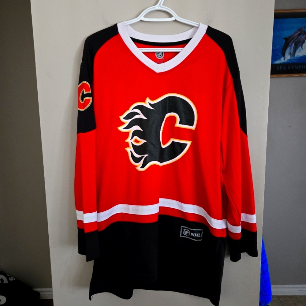 Calgary Flames NHL Jersey Hockey Mens Small Shirt Top